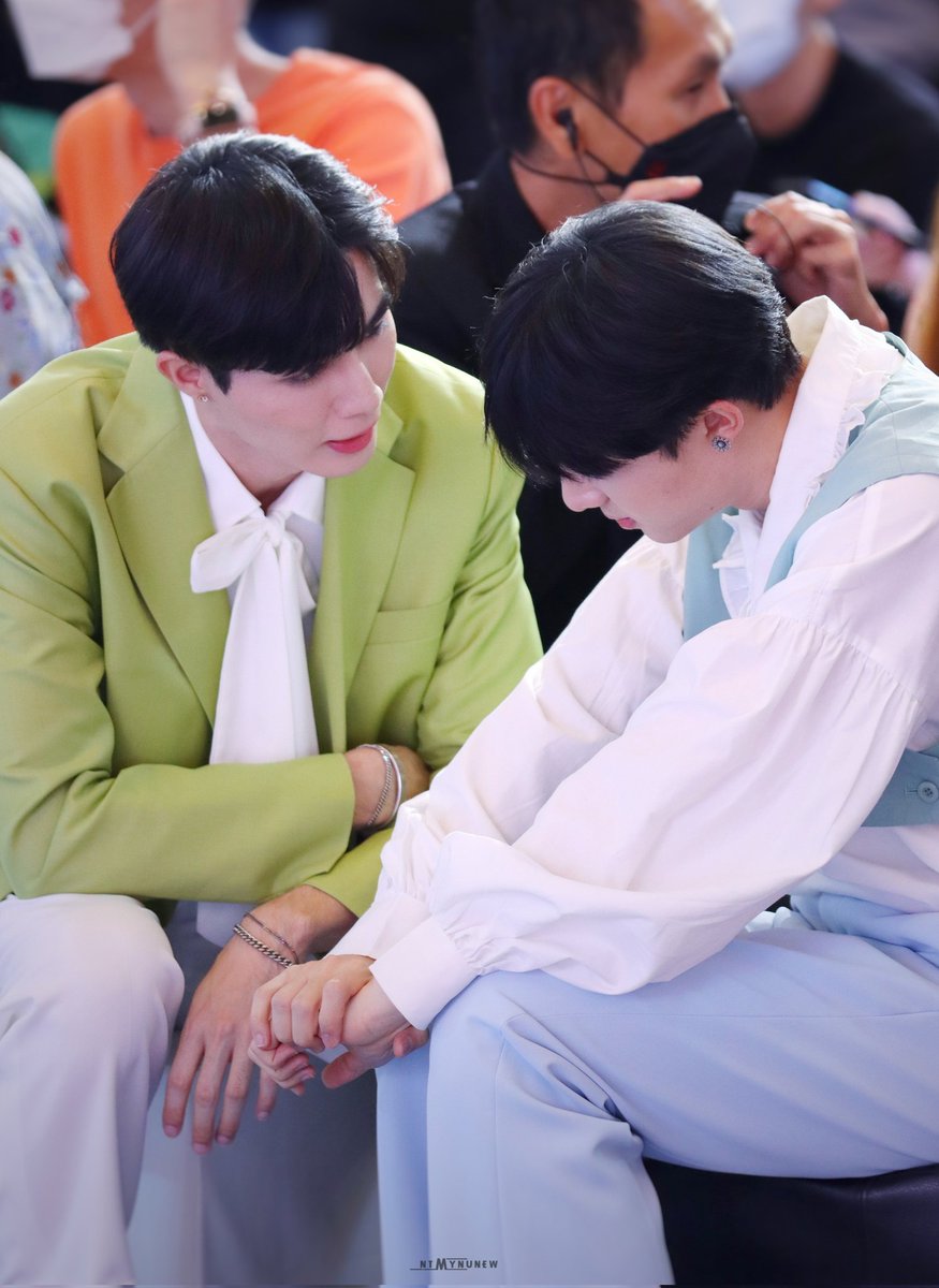 ntmynunew's tweet photo. คุยอายัยกันน้าาา 
#OPPOA96xBZN #ZeeNuNew https://t.co/zPpgOpjYlx