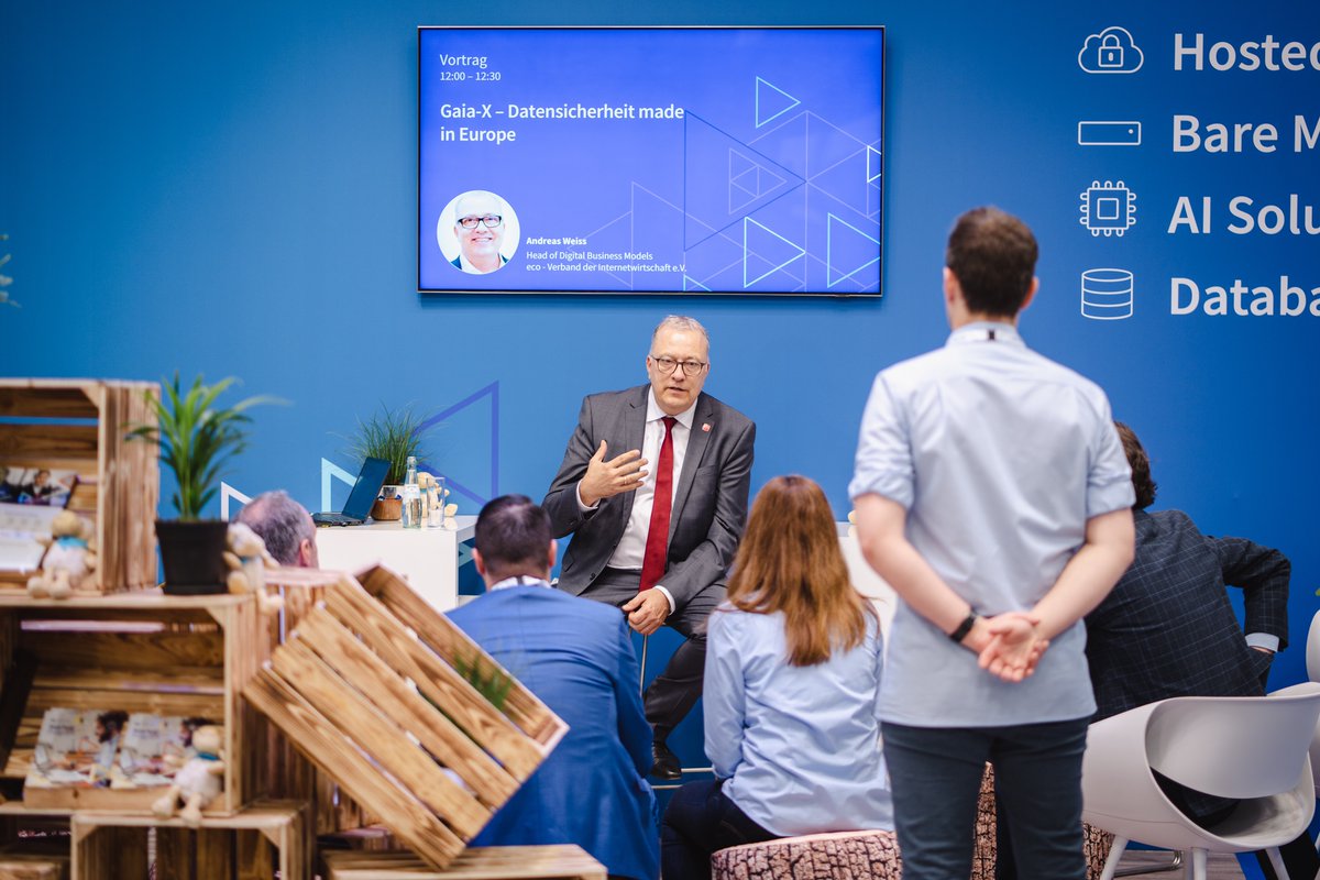 OVHcloud_DE's tweet photo. Inspirierende Partner Talks + interessante Gespräche und Begegnungen! Das waren unsere Highlights der ersten beiden Tage der @hannover_messe! Einen speziellen Dank auch an unsere Partner von @Intel_DE, @eco_de, @couchbase, #HKNGmbH, @Nextclouders, #PRODATO & #Auctores! 🤝 #HM22 https://t.co/K42yncb0L8