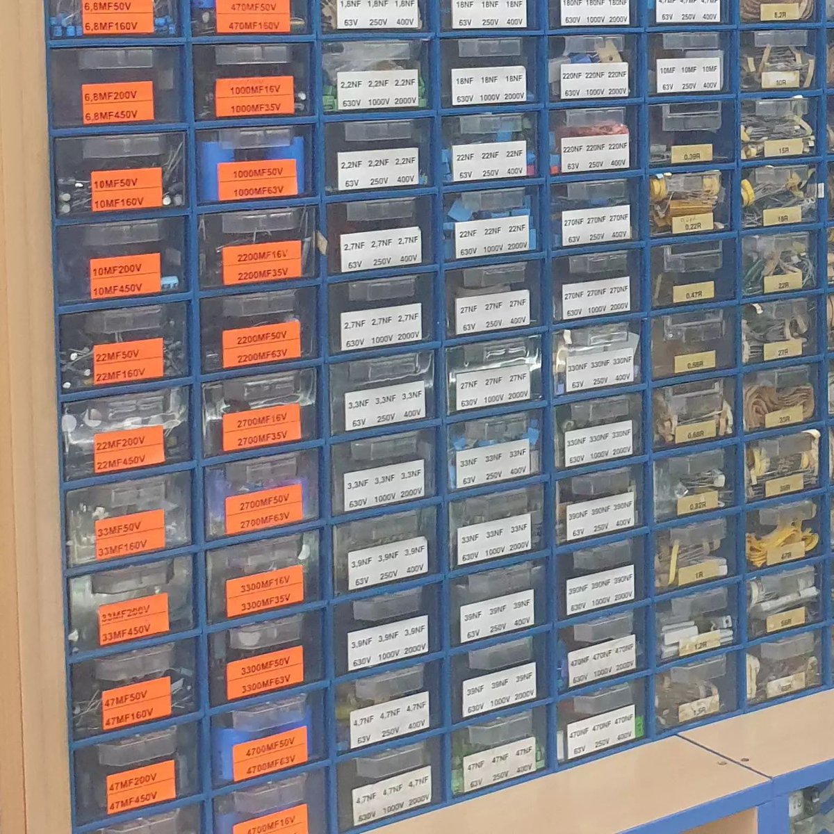 tamhanna's tweet image. #laboratoryorganization a la Guersel Elektronik. For #integratedcircuits and other non decadic components (aka no #reisstors and no #capacitors), the individual #drawers in the #drawershelf are #sortednumemrically. A seperate #computersystem then…

📸 instagram.com/p/CeQ6BCfNqKK/