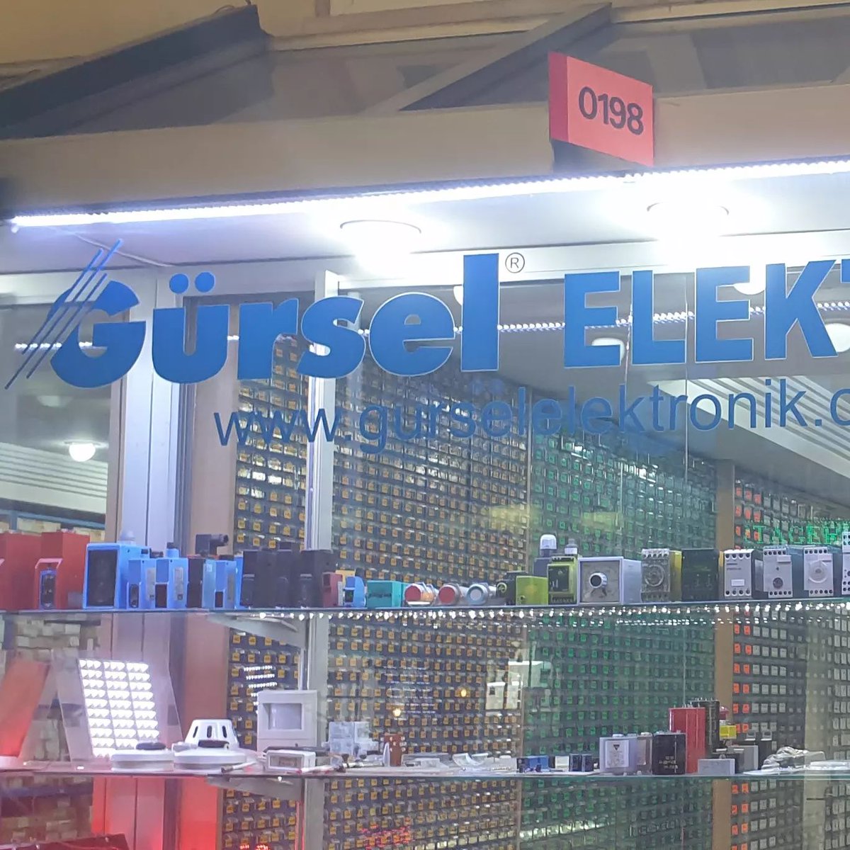 tamhanna's tweet image. #laboratoryorganization a la Guersel Elektronik. For #integratedcircuits and other non decadic components (aka no #reisstors and no #capacitors), the individual #drawers in the #drawershelf are #sortednumemrically. A seperate #computersystem then…

📸 instagram.com/p/CeQ6BCfNqKK/