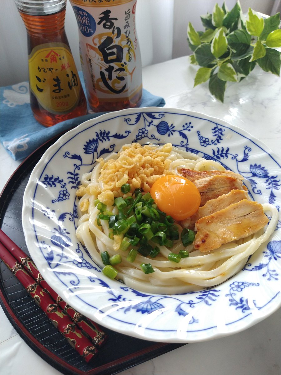 jamcham28490's tweet photo. リモート勤務ランチは、レンジで簡単！やみつき釜たまうどん。

チンした冷凍うどんに、
#キッコーマン #白だし と #かどや ごま油をかけただけなのに、
だしが効いて、ごま油のコクと風味で想像以上に美味〜っ😍

#キッコーマンごはん部 #かどや製油 #まんぷくまぜ麺モニター  #キッコーマンつかお https://t.co/jkQsaPvzEK