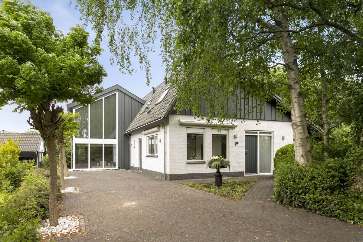 🏡Julianaweg 2a, Hensbroek. 

Op een prachtige kavel van maar liefst 2.220m², door groen omringd, vrijstaande woning met kantoorruimte! 

📌Meerdere schuren en carport
📌Eindeloze mogelijkheden

Dennis laat deze schitterende woning graag aan u zien!
☎️0226-315341 of ☎️072-5113504