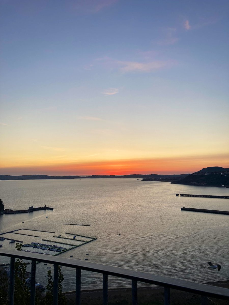 ehiloryy's tweet photo. io 🤝 fare foto ai tramonti https://t.co/QqBSzRawwY