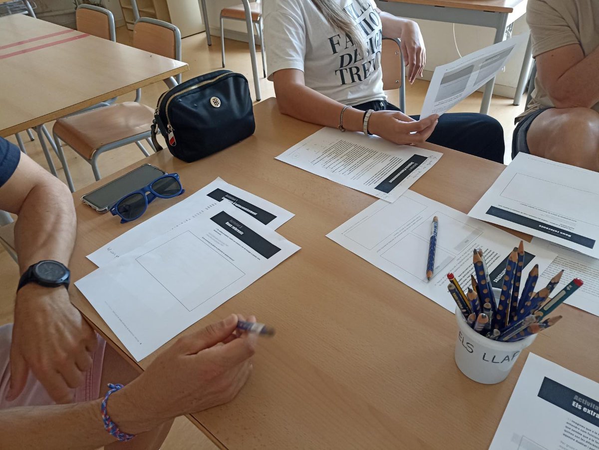 ZERMestral's tweet photo. A l'ESCPortRodó @infocampredo formació amb famílies de la mà d'Elisa Casanova, responsable de polítiques de gènere de @Tortosa . Reflexionem i trenquem estereotips masclistes per a construir models de masculinitat i feminitat saludables i respectuosos #ACOLLIMCoeducació https://t.co/Xn5ZFedlS6