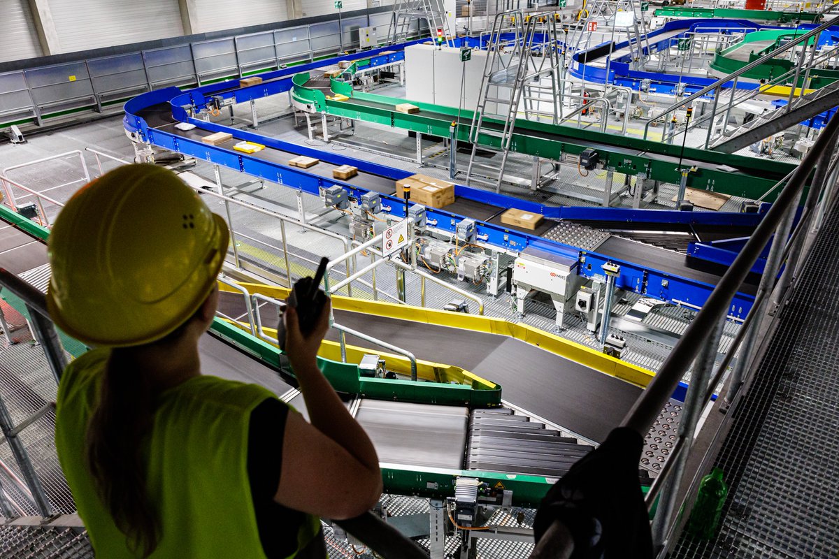 Aktuell sind im Mega-Paketzentrum in Ludwigsfelde rund 550 Mitarbeiterinnen und Mitarbeiter tätig – bis 2024 soll die Zahl auf 600 steigen. Neu eingestellte Beschäftigte werden auf Basis des geltenden Tarifvertrags der Deutsche Post
AG vergütet. Dies gilt auch für Aushilfskräfte.