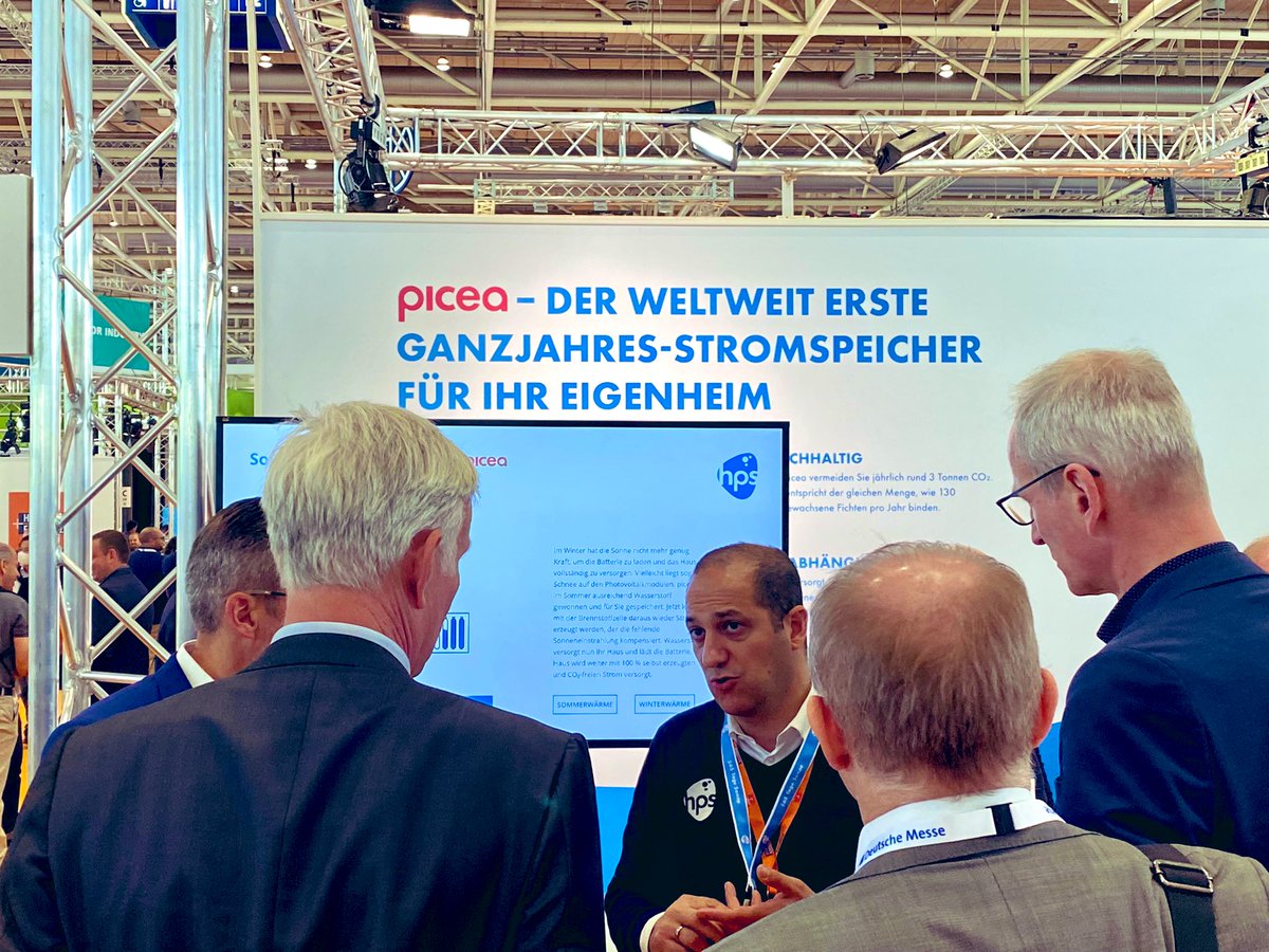 SenWiEnBe's tweet photo. Lösungen für die #Energiewende #MadeInBerlin zeigen auf der #HannoverMesse Unternehmen wie @Enapter mit seinen preisgekrönten #Wasserstoff-Generatoren, oder die #HomePowerSolutions GmbH aus dem @Technologiepark #Adlershof mit innovativen Solar-Wasserstoff-Systemen für Eigenheime. https://t.co/J6i4PLGXzV