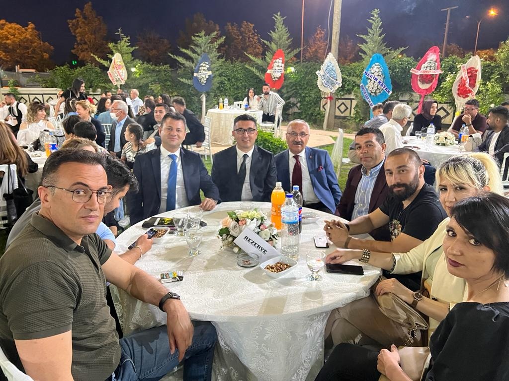 GPaksaray's tweet photo. Aksaray CHP il başkanı sayın Ali Abbas Ertürk  beyin yeğeni Sabri ve Mehtap ın düğün merasimine Gelecek Partisi Aksaray İl Başkanı Gafur Yıldız ve Yönetim Kurulu olarak katıldık genç çiftlere mutluluklar dileriz. @Gafur_68 @humeyra_av @gzdcglyan @GelecekPartiTR
@Ahmet_Davutoglu https://t.co/e3INYXfdfa