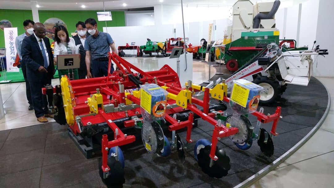 MomarTallaSeck1's tweet photo. I was in #SouthKorea (May 23 to 25, 2022) to respond to the invitation of Dr Taek-Ryoun KWON, General Director of Technical Cooperation of the Rural Development Administration. The goal was to support rice productivity in Senegal and the dissemination of new varieties. https://t.co/D16uqSGNyC