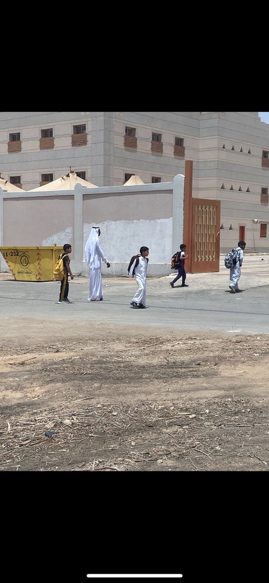 في هجير صيفاً أو زمهرير شتاء..
منظر يتكرر يومي خلال العام الدراسي في مدرسة هارون الرشيد بقارا تواجد الاستاذ/ مدالله رحيل .. أمام بوابة المدرسه حتى ذهاب آخر طالب والتواصل مع أولياء الأمور وإن تعثر ذلك يتم توصيل الطلاب بنفسه إلى منازلهم .. شكراً بحجم السماء أيه المربي الفاضل .
