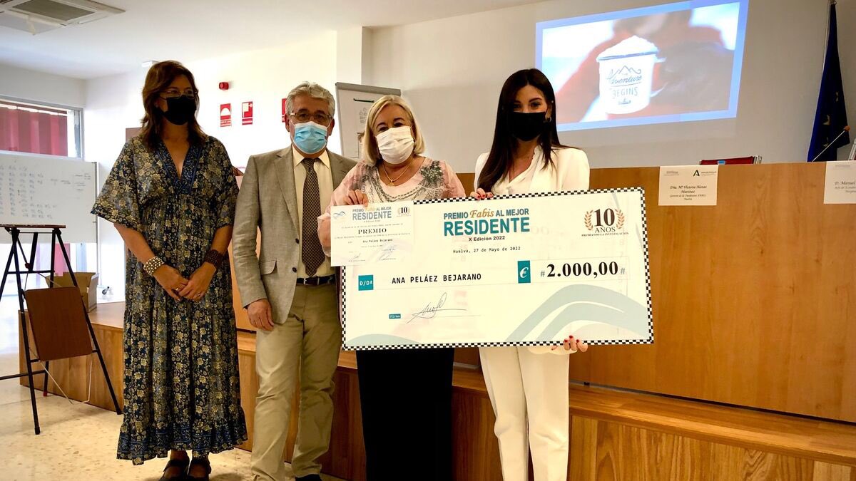 SfarmaciaR's tweet photo. Enhorabuena a nuestra compañera @PelaezBejarano , premio #Fabis la mejor residente de todos los H de Huelva! @hujuanramon y ahora adjunta en nuestro SF del @AGSNorteHuelva Un orgullo tenerte👏🏼👏🏼
https://t.co/7wne6N9HcO https://t.co/kkjBeC2HVP