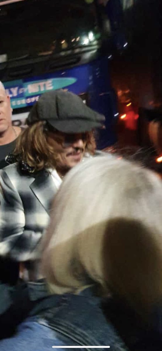 juliebry2020's tweet photo. Contrary to the Rock n Roll lifestyle Johnny remains the perfect gent ! #JohnnyDepp #JusticeForJohnny #oldfashionedvalues ♥️🏴☠️♥️ https://t.co/Z8Up2Dou5Z