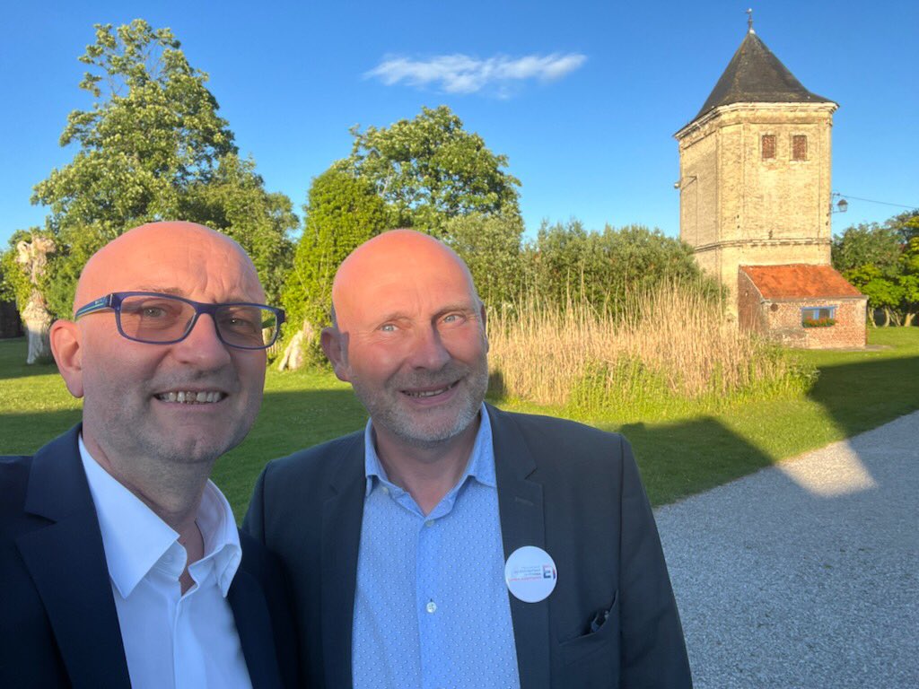 stephaneledez's tweet photo. Belle rencontre hier avec les entreprises de #Flandre et #Audomarois : l’occasion aussi de découvrir le projet de mini entreprise des bras KC, 4 ambassadrices collégiennes qui parlent de leur action qui lié Economie et Solidarité ! https://t.co/9XfcfaiAnA