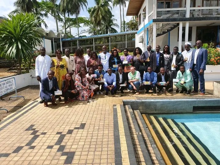 charly_olivier's tweet image. Devant un jury composé des représentants du @minpostel2035 , Du Minddevel de la #Giz les lauréats du programme #Pradec sont pleins de réjouissances. Pour cause, les différentes reconnaissances attribuée dans l&apos;appropriation de la com digitale.
@DigaMathieu 
@alida_eboo