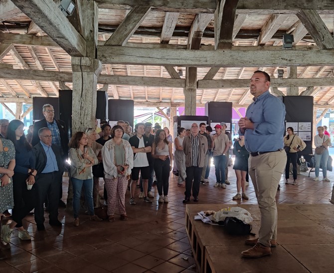 BdT_NAquitaine's tweet photo. [Petites villes de Demain] A #Villereal les étudiants de 2e année @ensapBordeaux ont envahi la Halle de la Bastide pour présenter aux #Elus leurs réflexions sur les enjeux : #urbanisme #paysage #patrimoine de ce territoire #PVD👏
#Cancon @Monflanquin #Castillones #LotEtGaronne https://t.co/OdZX4bN4XP
