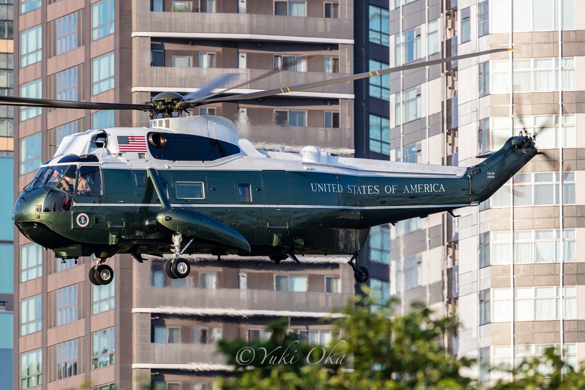 RJTT_OKAPI's tweet image. 2022.05.24
Akasaka Press Center(RJ01/HDY)
U.S. Marines 
Sikorsky VH-3D Sea King
REG:159350
C/S Marine One
バイデン大統領を乗せ、夕陽を正面から浴びながら横田基地へ向けて離陸するマリーンワン。
後継機であるVH-92の配備状況によっては、近い将来に置き換えられてしまうのでしょう。。