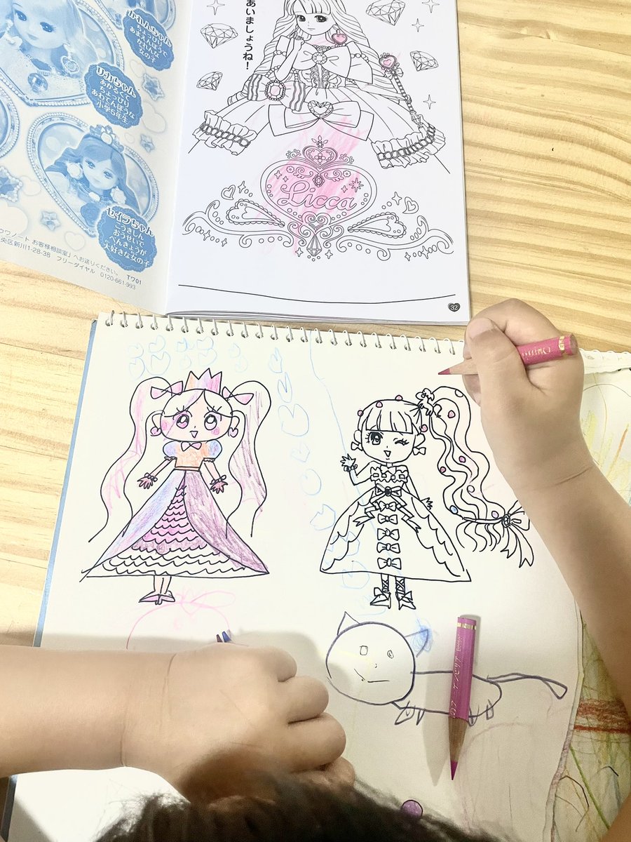 まだリカちゃんの塗り絵が難しくてぐちゃぐちゃにしてしまう娘4歳に塗りやすい塗り絵の線画を描く図…
お母さんお料理中なんだけどな…😇
でも楽しく塗り絵出来るならそれに越したことはない☺️

下の方の猫は娘が描いたんだけど、この時期のお絵描き、尊い〜可愛い〜最高〜💕 