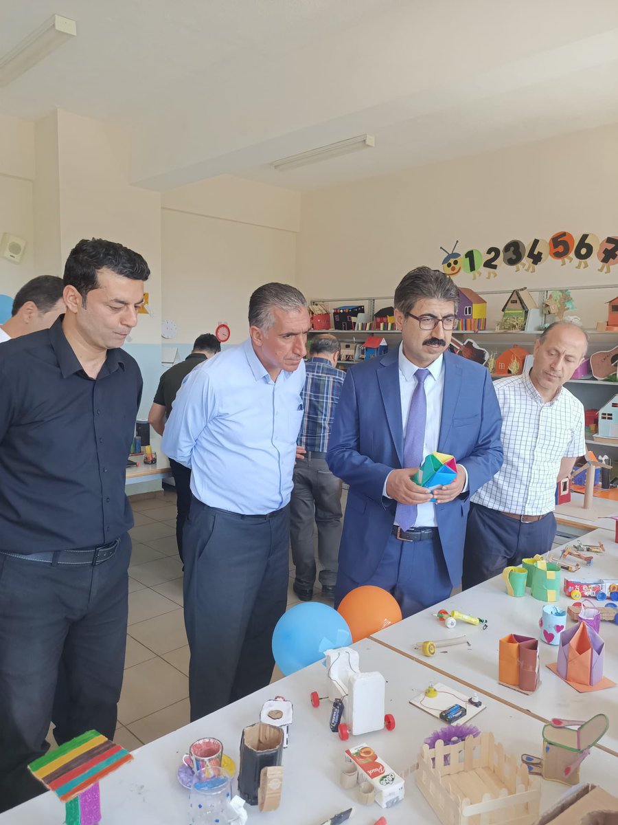 İlçemiz okullarından Katip Çelebi Ortaokulu’nunda İlçe Müdürümüz Sayın <a href="/husamettin_atli/">Hüsamettin ATLI</a> ve Şube Müdürlerimizin katılımı ile tüm yıl yapılan çalışmaların sergilendiği  etkinlik yapıldı. <a href="/aliihsansu_/">Ali İhsan Su</a> <a href="/besikci_murat/">Murat BEŞİKCİ</a> <a href="/Murat4Kucukali/">Murat Küçükali</a>