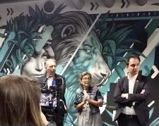 Inauguration ce jour par le Pdt du ⁦<a href="/SYTRALmobilites/">SYTRAL Mobilités</a>⁩ avec ⁦⁦@klarrys⁩ de la fresque et du “nudge” gare de Perrache. Renforcer la sécurité des circulations tram et piétons et embellir l’espace public ! Merci aux artistes et aux équipes pour cette belle inovation