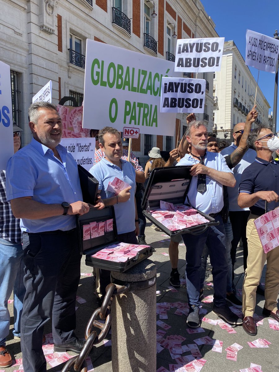 FPtaxiMadrid's tweet image. ¿Necesitarán más maletines? 💸💸