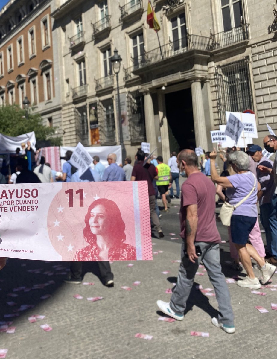 FPtaxiMadrid's tweet image. ¿Necesitarán más maletines? 💸💸