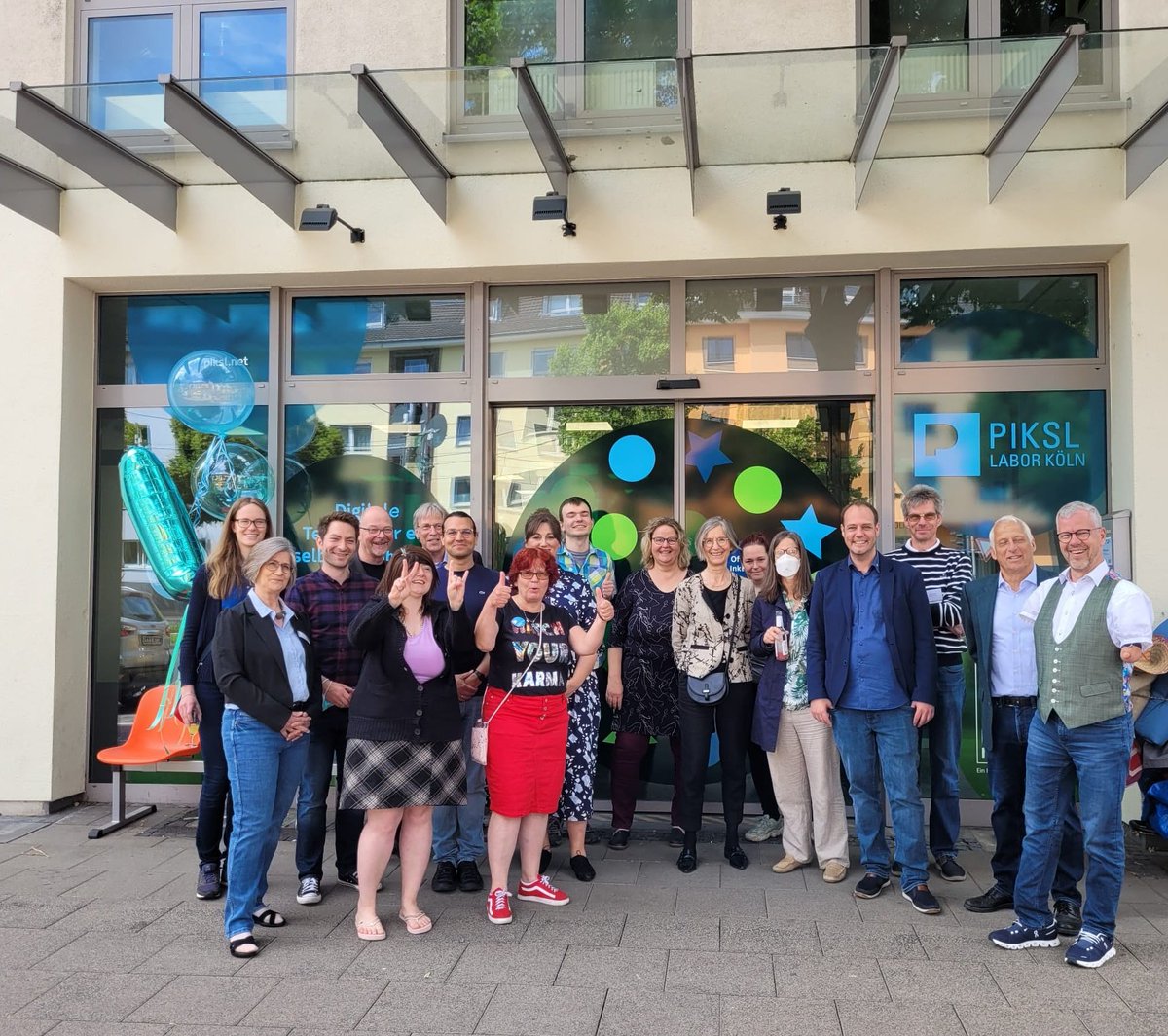 PIKSLTEAM's tweet photo. Und weiter geht es mit den Feierlichkeiten bei #PIKSL. Das PIKSL Labor Köln feiert heute seinen ersten Geburtstag, nachdem eine große Eröffnungsparty letztes Jahr noch nicht möglich war. Gratulation an das ganze Team zum gelungenen Start 🥳 https://t.co/TMPdGJxlzg