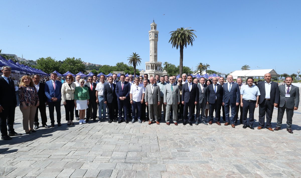 izmirvaliligi's tweet photo. 2⃣ Konak Meydanı'ndaki programda, halk eğitimi merkezleri ve olgunlaşma enstitülerinde eğitim gören kursiyerlerin ürünlerinin sergilendiği stantları gezen Valimiz Köşger, İl Millî Eğitim Müdürü Yentür'den de ilimizdeki hayat boyu öğrenme faaliyetleri hakkında bilgi aldı. https://t.co/00Ut1yMR3h