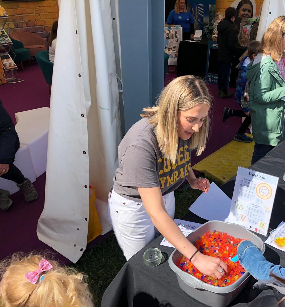 Coleg Cymraeg (@colegcymraeg) on Twitter photo Dewch draw i stondin y Coleg Cymraeg i gymryd rhan mewn gweithdy gwyddoniaeth a dysgu beth sydd yn ein gwaed drwy ddefnyddio waterbeads! #urdd22ccc <a href="/LeedsPRG/">Leeds Pregnancy Research Group</a> @OlraddCCC <a href="/GwyddCCC/">Gwyddoniaeth Coleg C</a> Dewch draw i stondin y Coleg Cymraeg i gymryd rhan mewn gweithdy gwyddoniaeth a dysgu beth sydd yn ein gwaed drwy ddefnyddio waterbeads! #urdd22ccc <a href="/LeedsPRG/">Leeds Pregnancy Research Group</a> @OlraddCCC <a href="/GwyddCCC/">Gwyddoniaeth Coleg C</a>