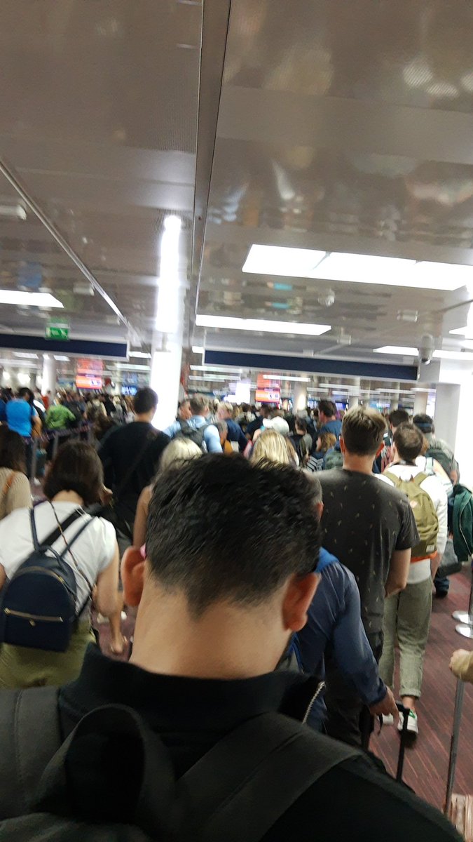 jmestrade's tweet photo. #Aeroportsdeparis. Une défaillance informatique au contrôle des frontières. Pas ou peu d'informations et peu de personnels. Après #stadedefrancerealliverpool nous perdons des points https://t.co/ANTJfJhq52