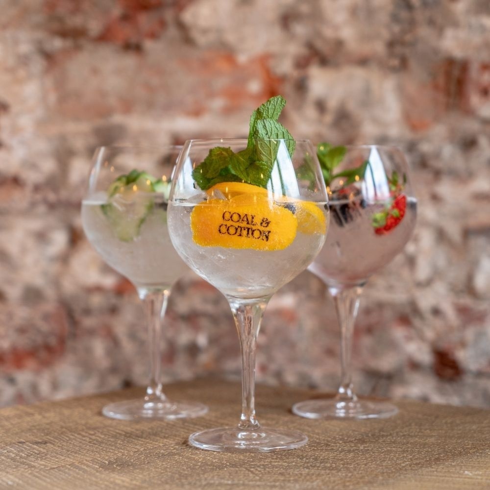 Countdown to the Jubilee Weekend👑 Fancy some outdoor dining with family and friends?
Book a table at Coal and Cotton in Boothstown orlo.uk/erxPL have a good old fashioned G&amp;T too🍸 <a href="/CoalandCotton/">Coal & Cotton</a> #PlatinumJubilee👑