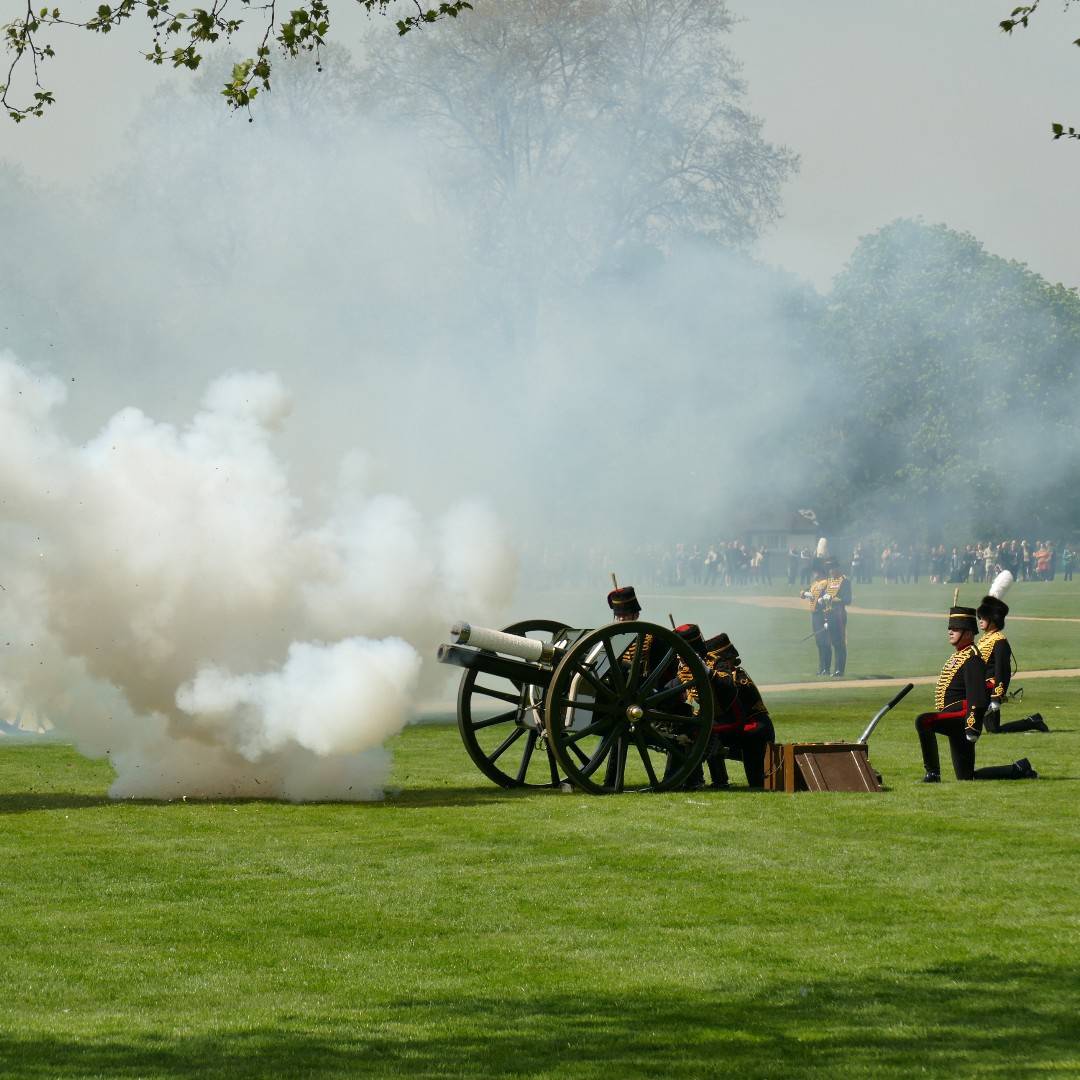 BestTubeTo's tweet image. 💣The Queen's #PlatinumJubilee celebrations!!!

Tomorrow Thursday 2 June a Royal Salute will be fired in Hyde Park at 12:52 pm 

🚇 Stop at #LancasterGate , #MarbleArch  or #HydeParkCorner tube stations.

📷 @theroyalparks