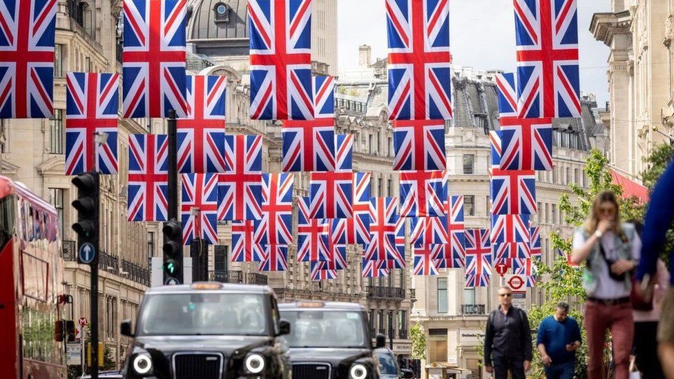 Well look at that, it's already the end of the week! An unprecedented three day week means that the weekend will be longer than the working week.

Are you ready for it? How have you managed to squeeze everything into three days? Or maybe you haven't?
#jubilee
#threedayweek