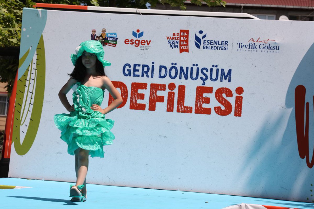 esenlerbelediye's tweet photo. Esenlerli miniklerimiz, çevre konusunda farkındalık oluşturmak amacıyla aileleriyle birlikte hazırladıkları ve tamamen geri dönüşüm malzemelerinden yapılan kostümlerini düzenlenen defile ile sergiledi.

📍Dede - Torun Yaşam Merkezi https://t.co/bbeox03fDG
