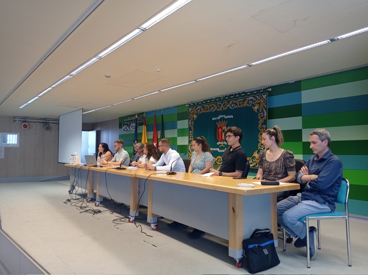IreneMorenoM's tweet photo. Súper orgullosa de las estudiantes del doble grado de la @FaculEDUAM con su proyecto #APoStandoporladiversidad @aps_inter_uam 🙌🏻 Futuras grandes maestras https://t.co/FYHdWjPUkI