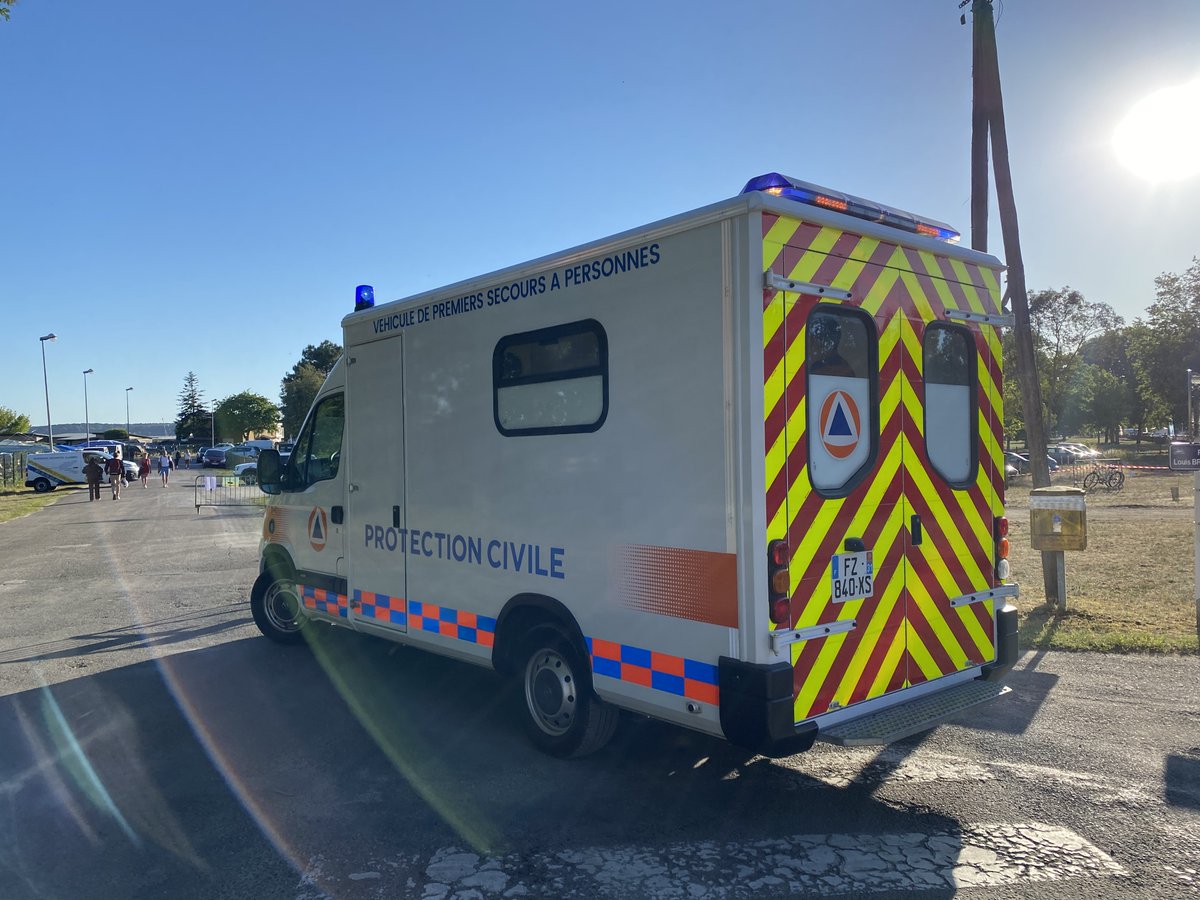 Protec33's tweet photo. Immédiatement, le Véhicule de Premier Secours à Personnes de la #ProtectionCivile33 est prêt à se rendre sur place, en attente d’ordres du poste de commandement. Sorti de l’eau par les sauveteurs aquatiques, le sportif est amené prêt du bord. Ordre est donné au VPSP d’intervenir. https://t.co/RjRbOptbYP