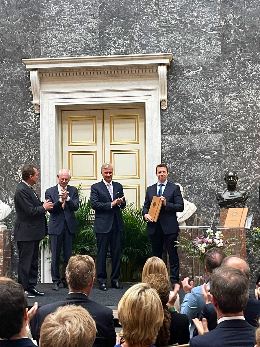 UniversiteLiege's tweet photo. Remise des Prix Francqui 2021 et 2022 par Sa Majesté le Roi Philippe à @VeerleRots et Michaël Gillon, chercheurs @frsFNRS a l’Université de Liège 👏🏻👏🏻👏🏻 #FondationFrancqui @MonarchieBe https://t.co/xQ8ZANKjIL