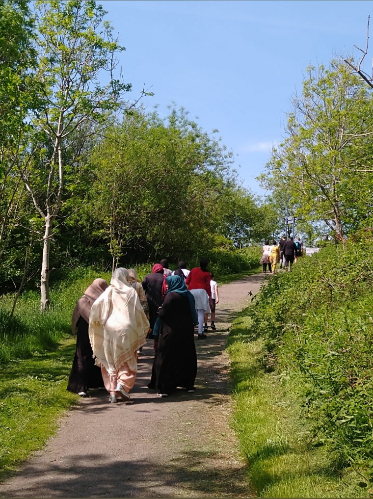 BameConnect's tweet photo. Walk & Connect:This just came up on our feed,1yr ago, Health Walks, setting off from Less Rd Pharmacy part of the #DiabetesPreventionProgramme with @UProjects4U exploring walking trails around #Oldham #GlodwickLows #AlexPark #LeesbrookNatureTrail #BeckittMeadows @gmwalks @OHID https://t.co/39IpHllUX4