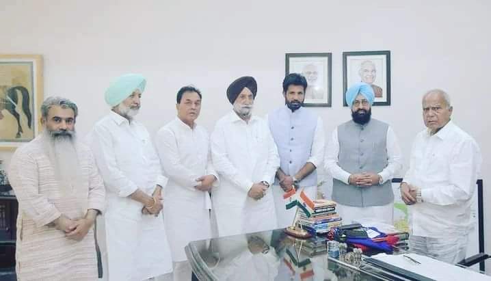 BB__Ashu's tweet photo. Today met Hon. Governor of Punjab Sh. Banwari Lal Purohit ji along with Sh. @RajaBrar_INC, S. @Partap_Sbajwa, S. @Sukhjinder_INC, Sh. @DrRajKumarINC, S. @BalbirSinghMLA and presented him memorandum against disturbance of Law and Order in Punjab. https://t.co/PyjOdrxm88