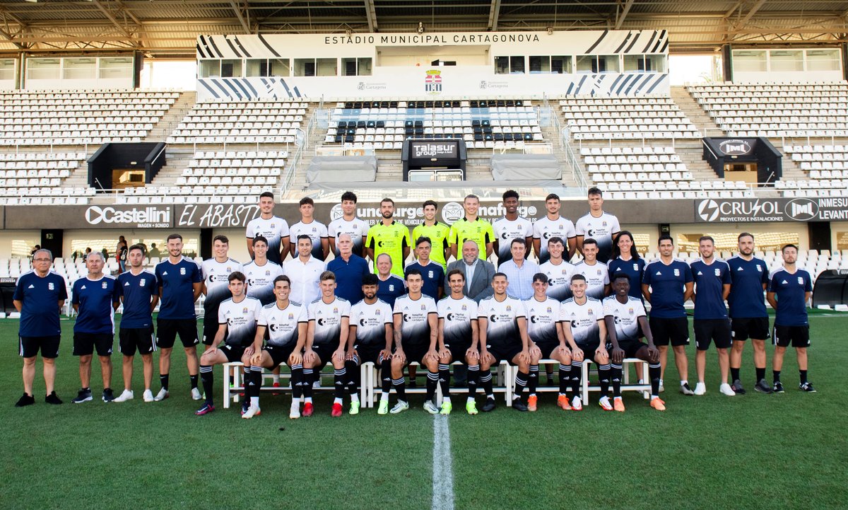 FCC_Cantera's tweet photo. 📷 Ya tenemos la foto oficial de la temporada 21/22 del FC Cartagena 'B'

¡Estos son los héroes de Navalcarbón! Para el recuerdo siempre estos jugadores y técnicos que lograron el ascenso tras vencer al Quintanar del Rey 1-2 en Las Rozas.

#CanteraAlbinegra #AscensoSegundaRFEF https://t.co/vK6IIKuyCM