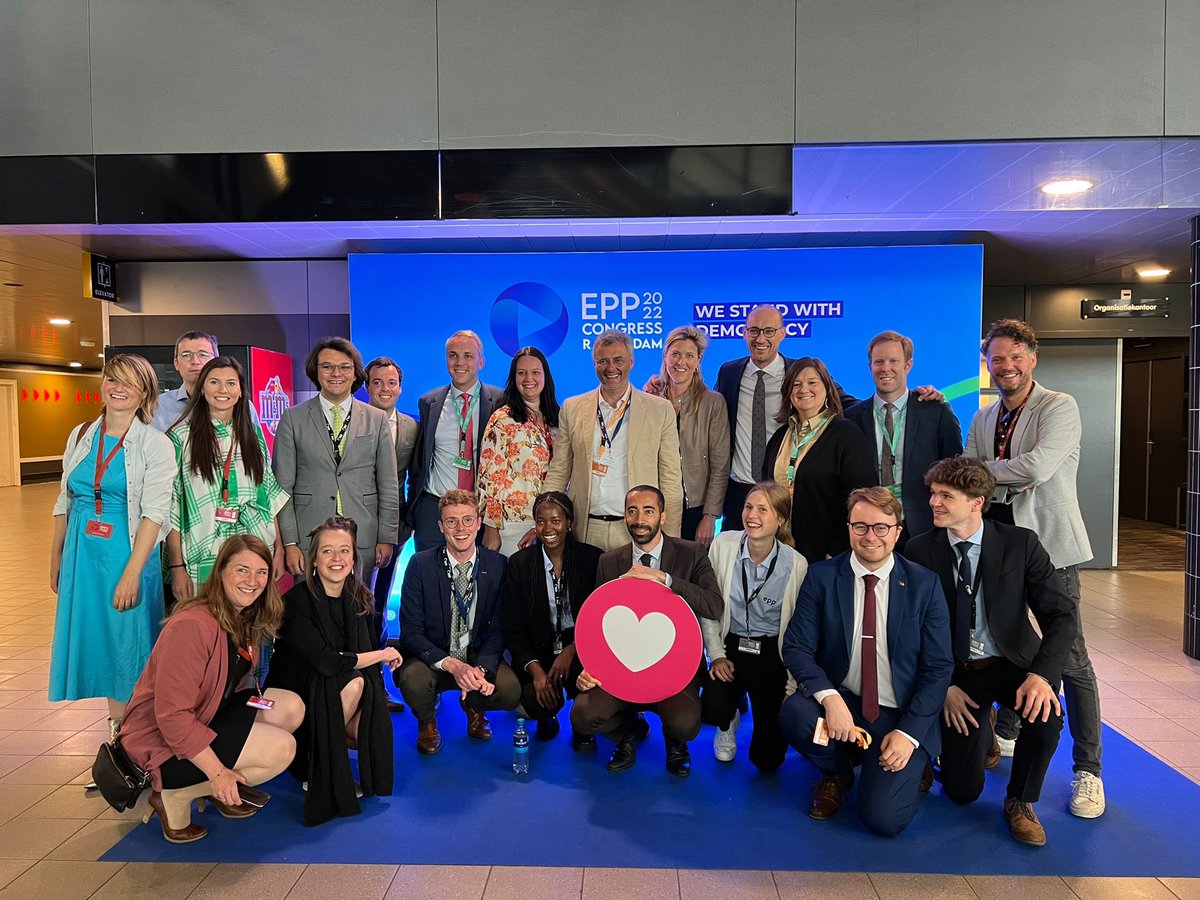 Petervanrompuy's tweet photo. @cdenv sterk vertegenwoordigd @EPPGroup. Tegen het heersende euroscepticisme in bleef @cdenv de voorbije jaren meer EU samenwerking verdedigen. Sinds oorlog Oekraïne is iedereen terug overtuigd van nood aan een sterkere 🇪🇺 voor onze welvaart en veiligheid 💪 #EPPRotterdam https://t.co/IicFAscZ4l