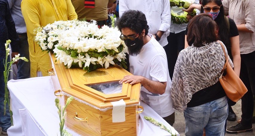 Calcutta_Times's tweet photo. Family members pay respects to singer #KK at Rabindra Sadan in Kolkata. He was given gun salute by the Kolkata Police as a mark of respect.
#KKPassesAway #Kolkata #KrishnakumarKunnath #RIPKK #RIPLegendKK #RIP_KK #KKForever #KKPassedAway #RIPSingerKK #KKDeath https://t.co/Ji1OLLiW7F