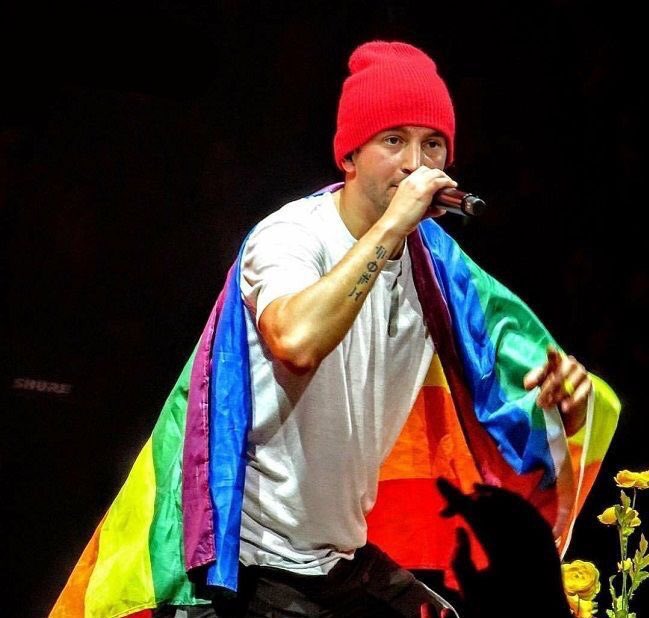 21pilotsai's tweet photo. happy pride month 🏳️‍🌈 https://t.co/XcZpjZ1tfG
