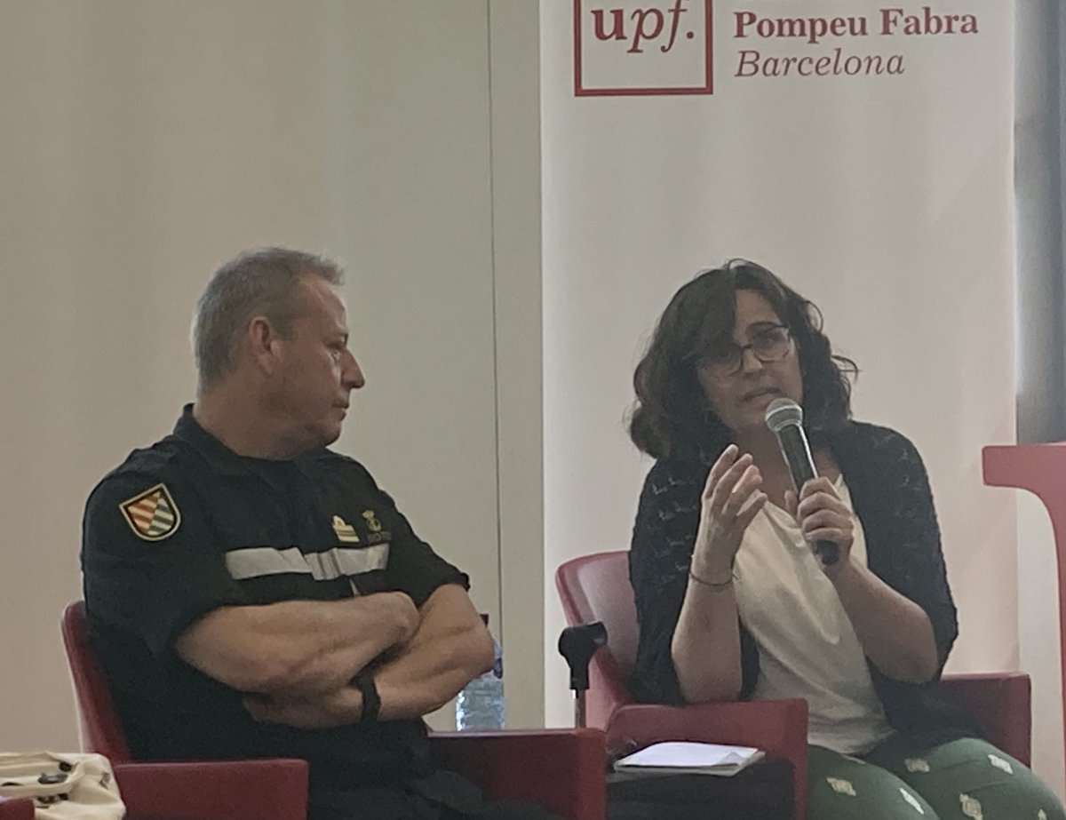 ComCrisis_UPF's tweet photo. .@nurissi (@bomberscat): "Las #RRSS son importantes y vitales, pero la #ComCrisis y la #ComEmerg son más que eso, no podemos desatender a los #periodistas ni a colectivos que no tienen acceso a redes" https://t.co/8iw4hTpTxt