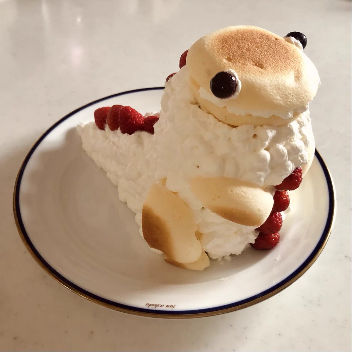 クオリティが高い･･･！スーパーのロールケーキなどから作ったという恐竜ケーキが話題に！