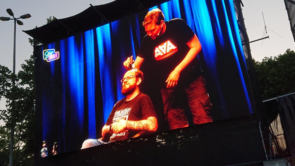 animahum's tweet photo. Heute jährt sich zum zweiten Mal der Tag, an dem ein schockierter @BBielendorfer einem völlig schmerzfreien @ReinhardRemfort die Runkelrübe vor Live Publikum rasierte - beide vollkommen nüchtern natürlich.
Selten war ich stolzer, sagen zu können: Ich war dabei! 🤣
#AAAlive https://t.co/wldUuoZJ5N