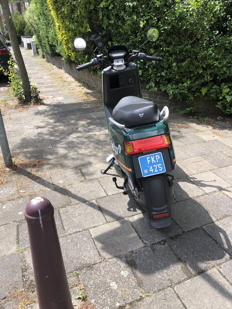 eadeboer's tweet photo. Is deze @ridefelyx scooter handig geparkeerd in @Gem_Rijswijk of zou een plek aan de kant beter zijn #dtv hoek Vondellaan-Bilderdijk https://t.co/nlNRSa04px
