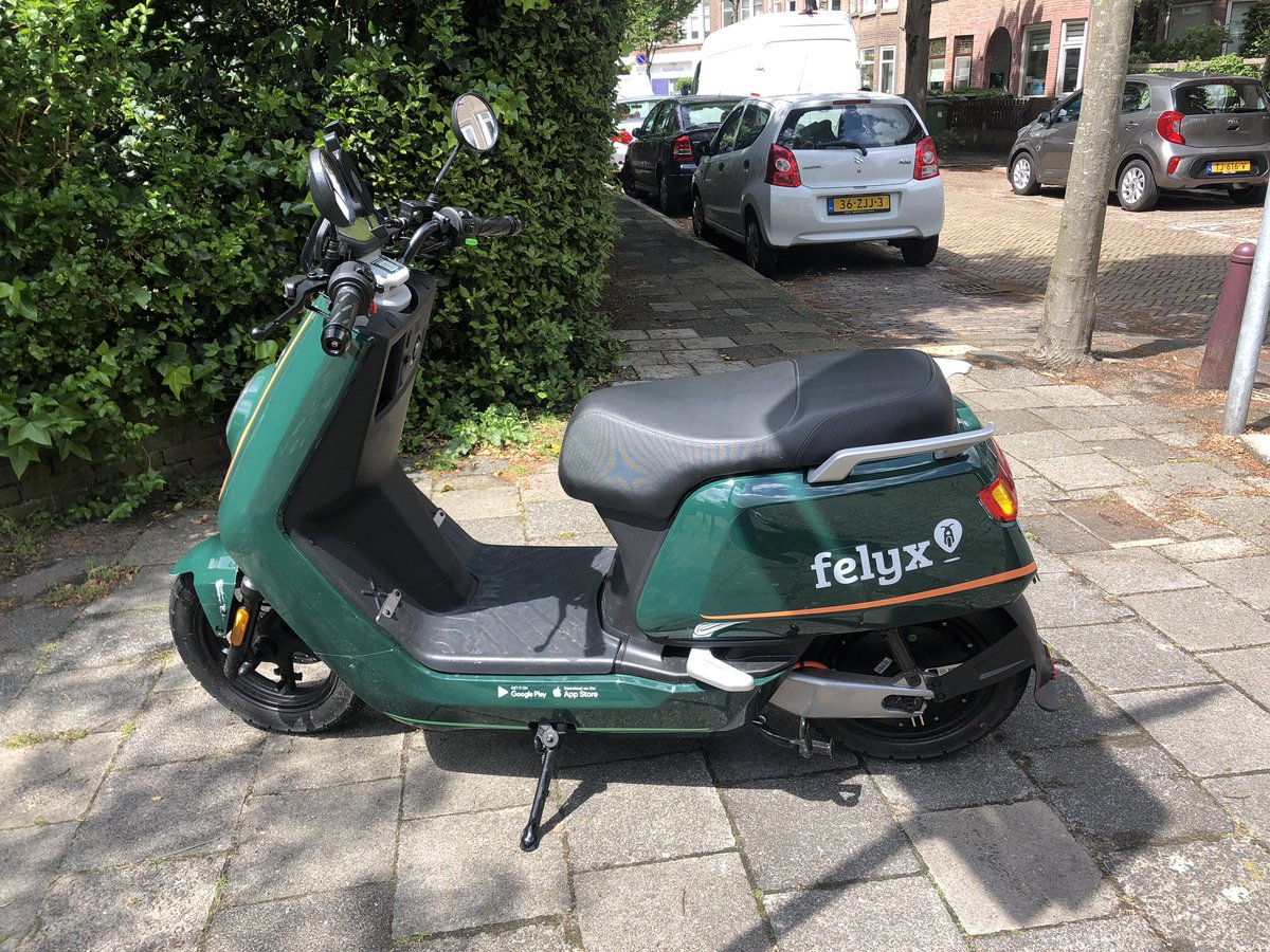 eadeboer's tweet photo. Is deze @ridefelyx scooter handig geparkeerd in @Gem_Rijswijk of zou een plek aan de kant beter zijn #dtv hoek Vondellaan-Bilderdijk https://t.co/nlNRSa04px