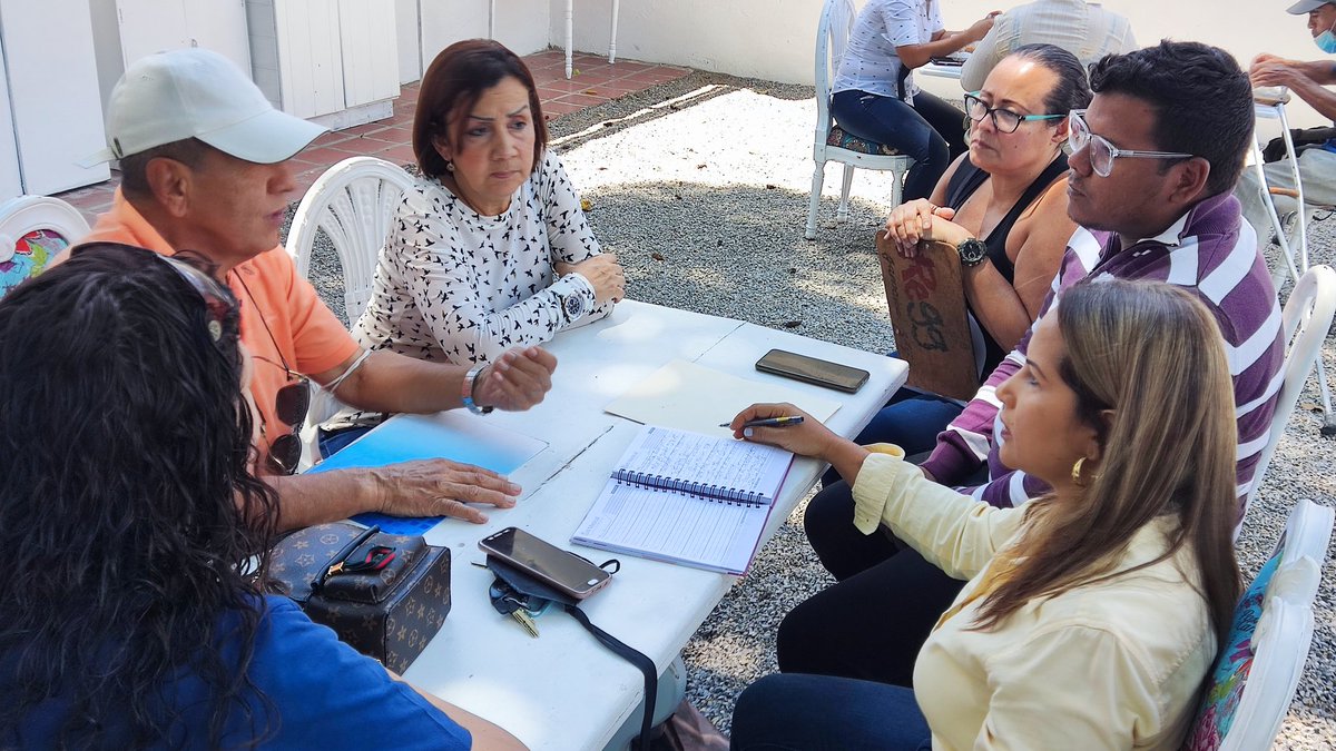 FannyR_Garcia's tweet photo. En amena reunión con una representación de los vecinos de la Urb. La Soledad de #Maracay en compañía del legislador Antonio, para viabilizar asuntos de interés.

Nuevamente sale a relucir el tema de los tres pozos que surten el vital líquido y sinceracion de beneficiarios clap. https://t.co/RZ0stTeOxj