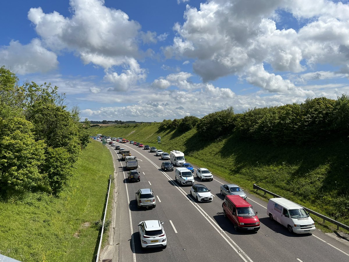 JackiHicks's tweet image. And this is why we walk #totalgridlock #HayleByPass 🚗🚚🚙🛻🚜🏍🚑