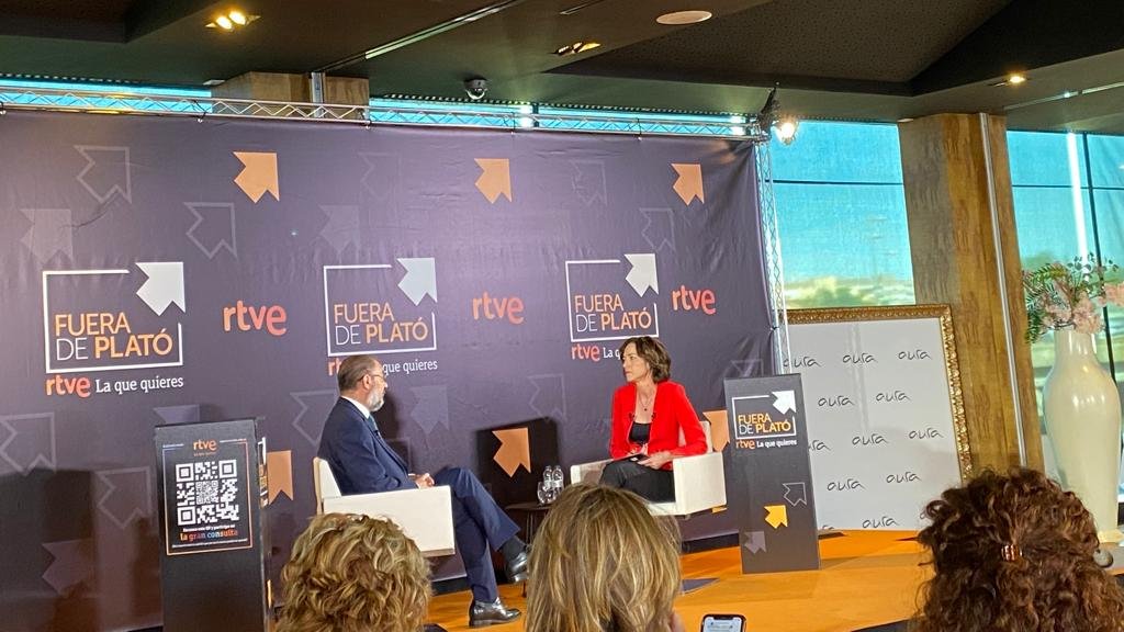 Amephu's tweet photo. @Amephu en #FueraDePlató disfrutando de la magnífica entrevista de @bb_romeo3 @RTVEaragon al Presidente @JLambanM @GobAragon https://t.co/Mz1qpyxjcL