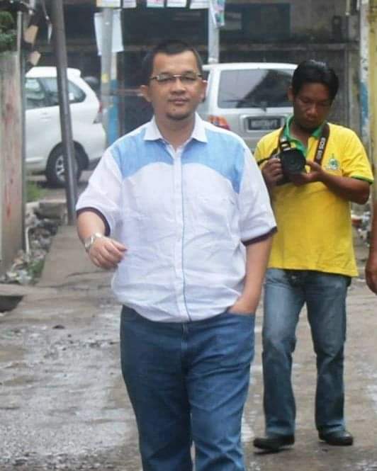 Jilka uang tidak memberikan kebahagian, berarti uangmu kurang. Gaya jalan mamang ini menunjukkan bulan tuo, pas nak gajian tetibo tanggal merah. Kalau di dusun kami, namanya jalan ngedek. Gelantum ujinya.

#hendrizainuddin